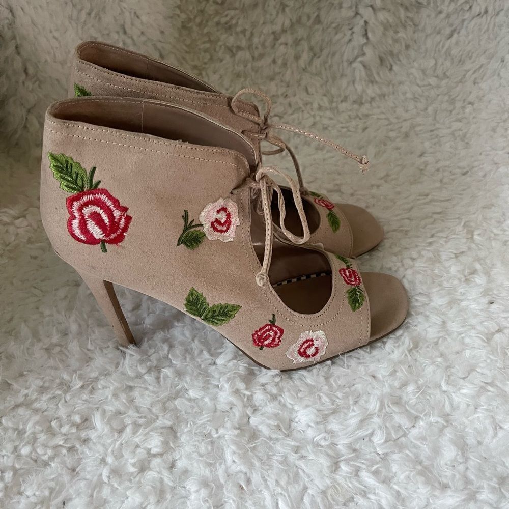 Betsey Johnson Light pink faux suede ankle lace up Sandals roses embroidery SZ10